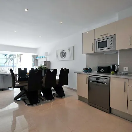 Townhouse On The 1st Line By Altamarhomes 아파트 *